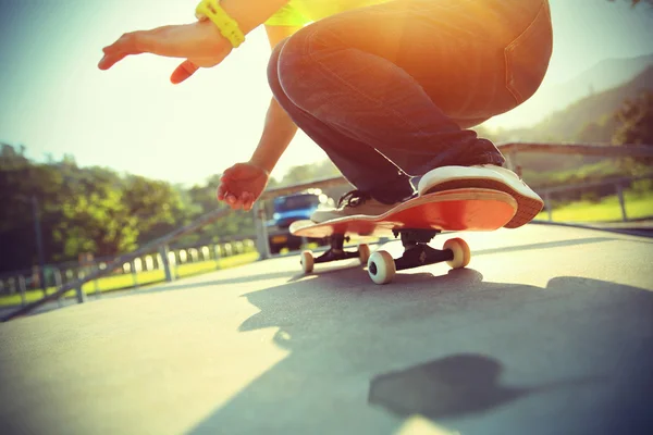 Skateboarder legs  do  trick ollie — 图库照片