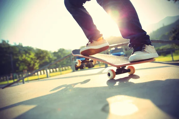 Skateboarder pernas fazendo um truque ollie — Fotografia de Stock
