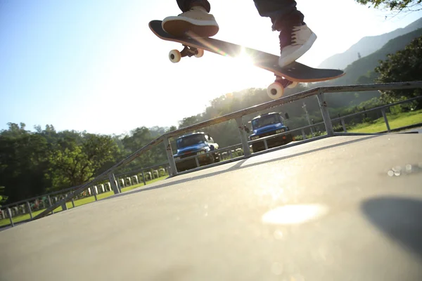 Skateboarder benen doen een truc ollie — Stockfoto