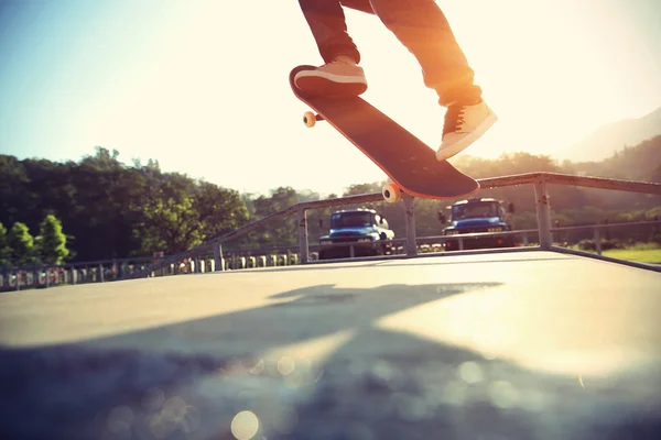 Skateboarder πόδια κάνει ένα κόλπο ollie — Φωτογραφία Αρχείου
