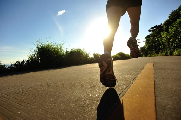 Joven fitness mujer corriendo — Foto de Stock