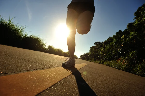 Jeune femme de fitness courir — Photo