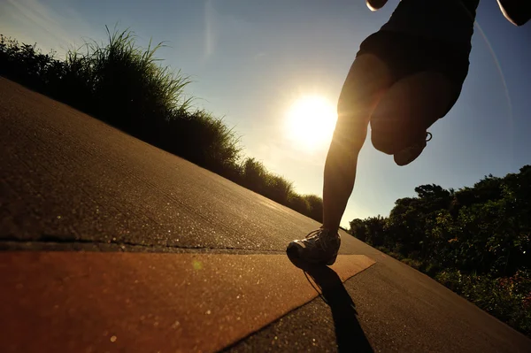 Jeune femme de fitness courir — Photo