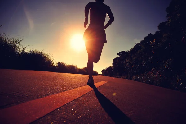 Joven fitness mujer corriendo — Foto de Stock