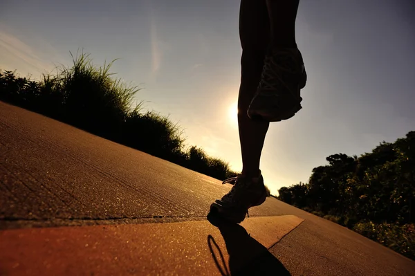 Fitness mladá žena běží — Stock fotografie