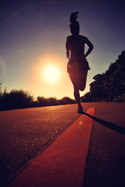 Fitness-Frau läuft bei Sonnenaufgang — Stockfoto