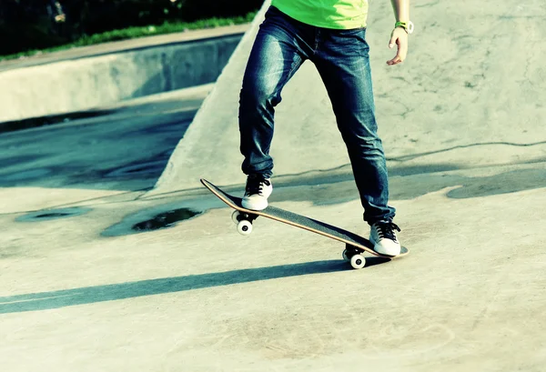 Skatepark bacaklara kaykaycı — Stok fotoğraf