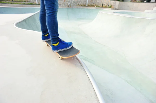 스케이트 보드를 타고 스케이트 보더 다리 — 스톡 사진