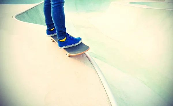 Kaki skateboard menunggang skateboard — Stok Foto