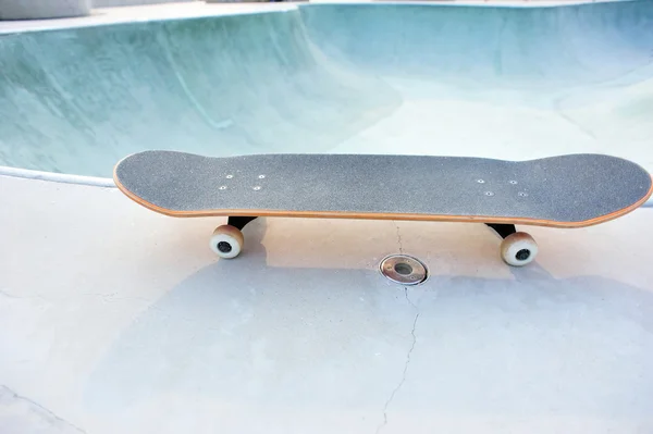 Moderne skateboard in skatepark — Stockfoto