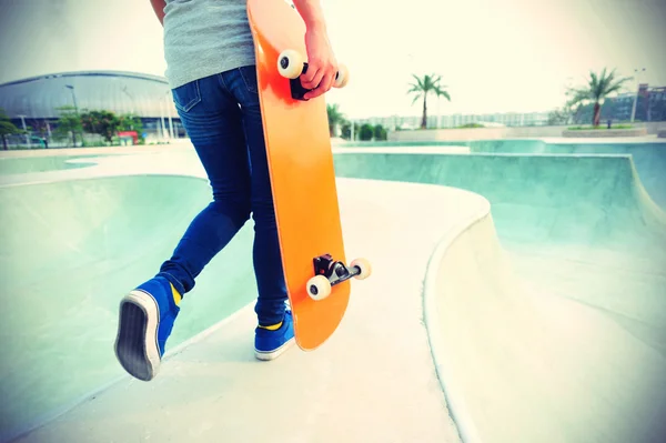 Skateboarder jambes équitation skateboard — Photo