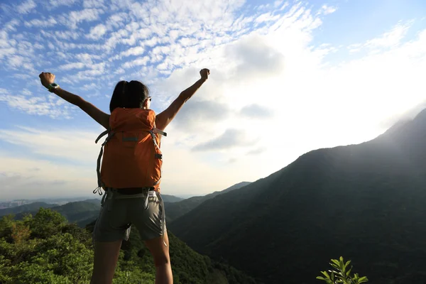 Kadın backpacker dağ tepe — Stok fotoğraf