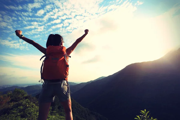 Mujer mochilero en pico de montaña — Foto de Stock