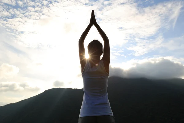 Jeune femme de yoga au lever du soleil — Photo