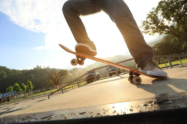 Skateboarder pernas fazendo truque — Fotografia de Stock