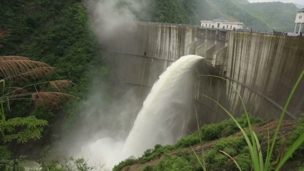Dam discharge flood water,China — Stock Video