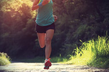 runner atlet ormanı iz üzerinde çalışan