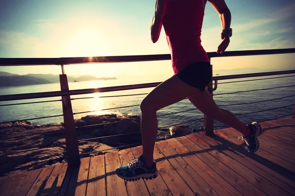 Jonge fitness vrouw benen uitgevoerd — Stockfoto