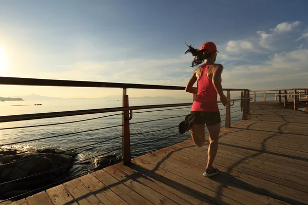 Jovem mulher fitness pernas correndo — Fotografia de Stock