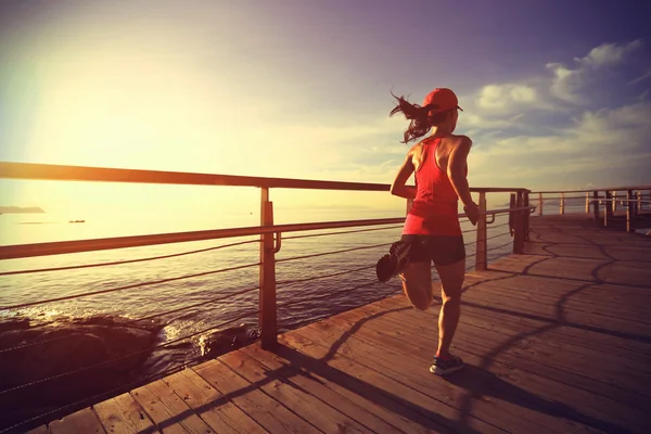 Fitness mladá žena nohy běží — Stock fotografie