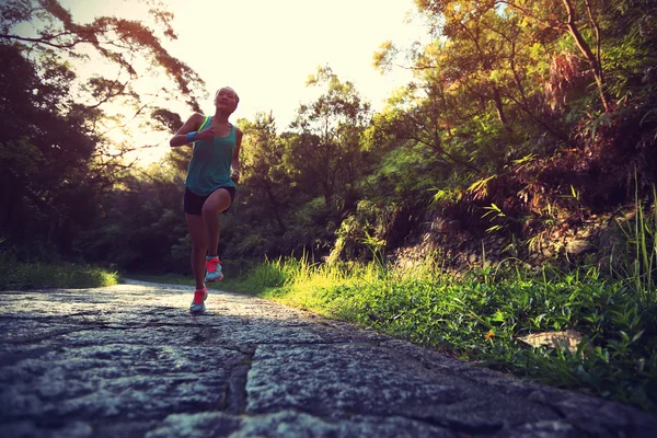 Corredor atleta corriendo por sendero forestal — Foto de Stock