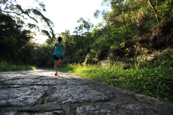 Athlète coureur sur le sentier forestier — Photo