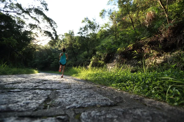 Corredor atleta corriendo por sendero forestal — Foto de Stock