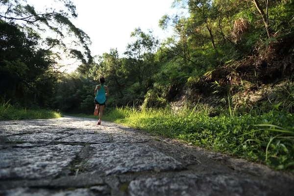 Atleta corredor correndo em trilha florestal — Fotografia de Stock