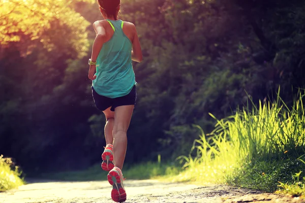 Runner atleet waarop bospad — Stockfoto