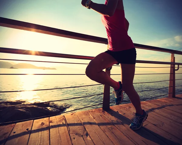 Jonge Fitness Vrouw Benen Waarop Zonsopgang Aan Zee Trail — Stockfoto