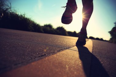 Çalışan genç fitness kadın bacakları