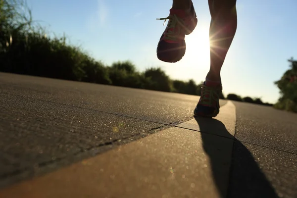 Молода фітнес жінка біжить — стокове фото