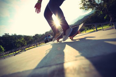 Kaykaycı bacaklar yapıyor ollie hüner