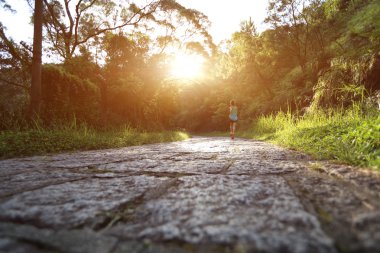 runner atlet ormanı iz üzerinde çalışan