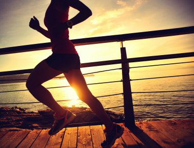 Çalışan genç fitness kadın bacakları
