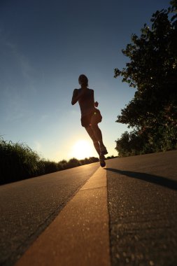 Sunrise çalışan genç fitness kadın
