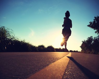 Sunrise çalışan genç fitness kadın