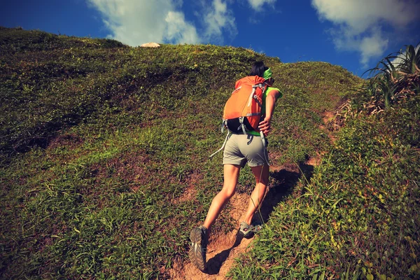 Young woman backpacker climbing — Φωτογραφία Αρχείου