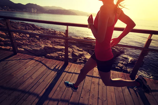 Jovem mulher fitness pernas correndo — Fotografia de Stock