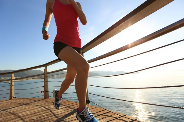 Joven fitness piernas de mujer corriendo — Foto de Stock