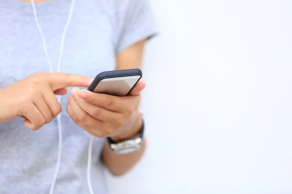 Junge asiatische Frau nutzt Smartphone — Stockfoto