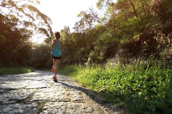 Corredor atleta corriendo por sendero forestal . — Foto de Stock