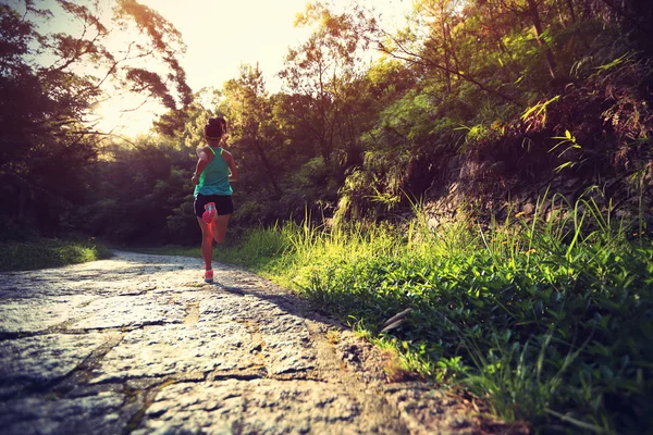 Atleta corredor correndo em trilha florestal . — Fotografia de Stock