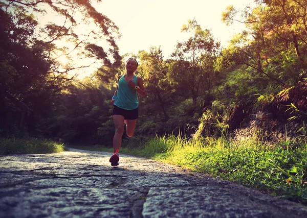 Atleta corredor correndo em trilha florestal . — Fotografia de Stock