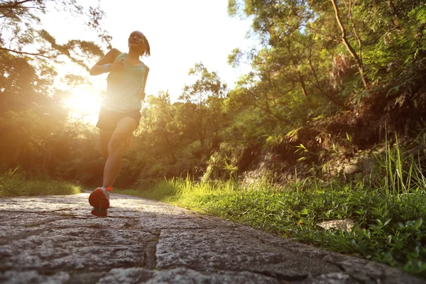 Biegacz lekkoatletka uruchomiony na szlak leśny. — Zdjęcie stockowe