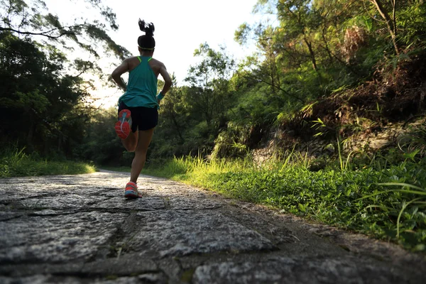 Atleta corredor correndo em trilha florestal . — Fotografia de Stock