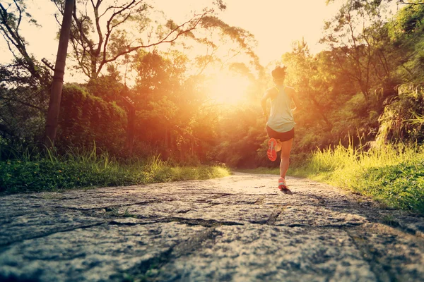 Corredor atleta corriendo por sendero forestal . — Foto de Stock