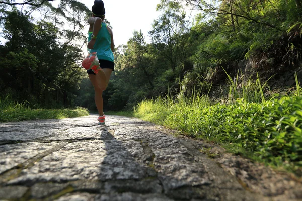 Atleta corredor correndo em trilha florestal . — Fotografia de Stock