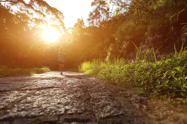 Athlète coureur sur le sentier forestier . — Photo