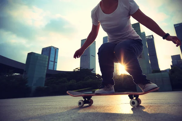 Skateboardista skateboardingu při východu slunce — Stock fotografie